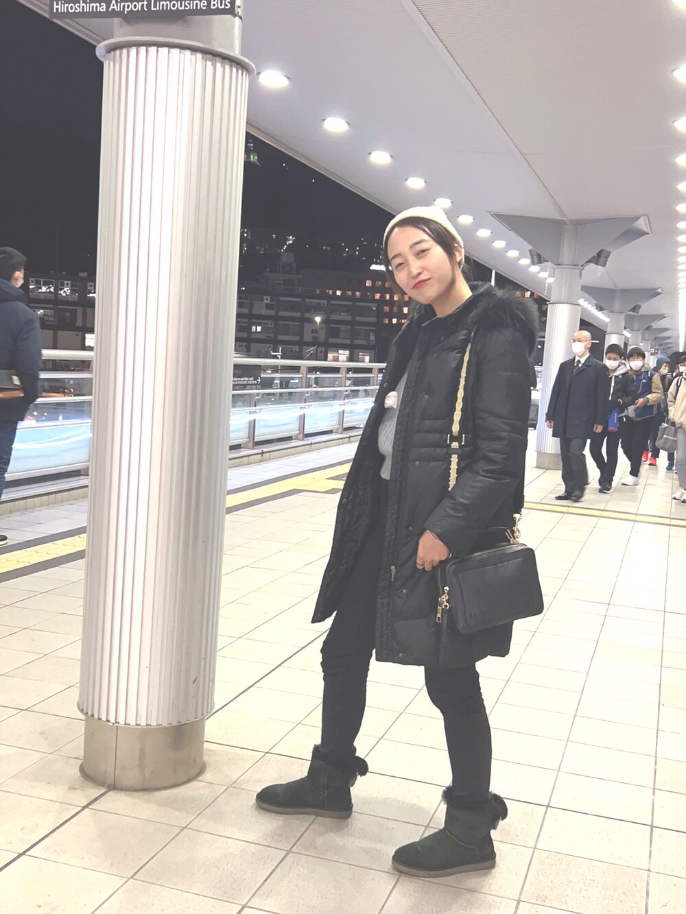 「冬コーデ、お出かけコーデ、おしゃれさんと繋がりたい、冬、パンツスタイル、大人可愛い」｜「UGGのアイテム（ブーツ、ブラック系）」を使った、yukaeagle22さん（レディース・170cm）の冬コーディネートの2枚目の写真