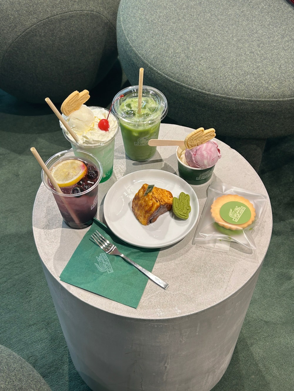 ブルー系のシャツワンピース、ブラック系のバレエシューズ、ホワイト系のかごバッグを着用したレディースの夏コーディネートの2枚目の写真