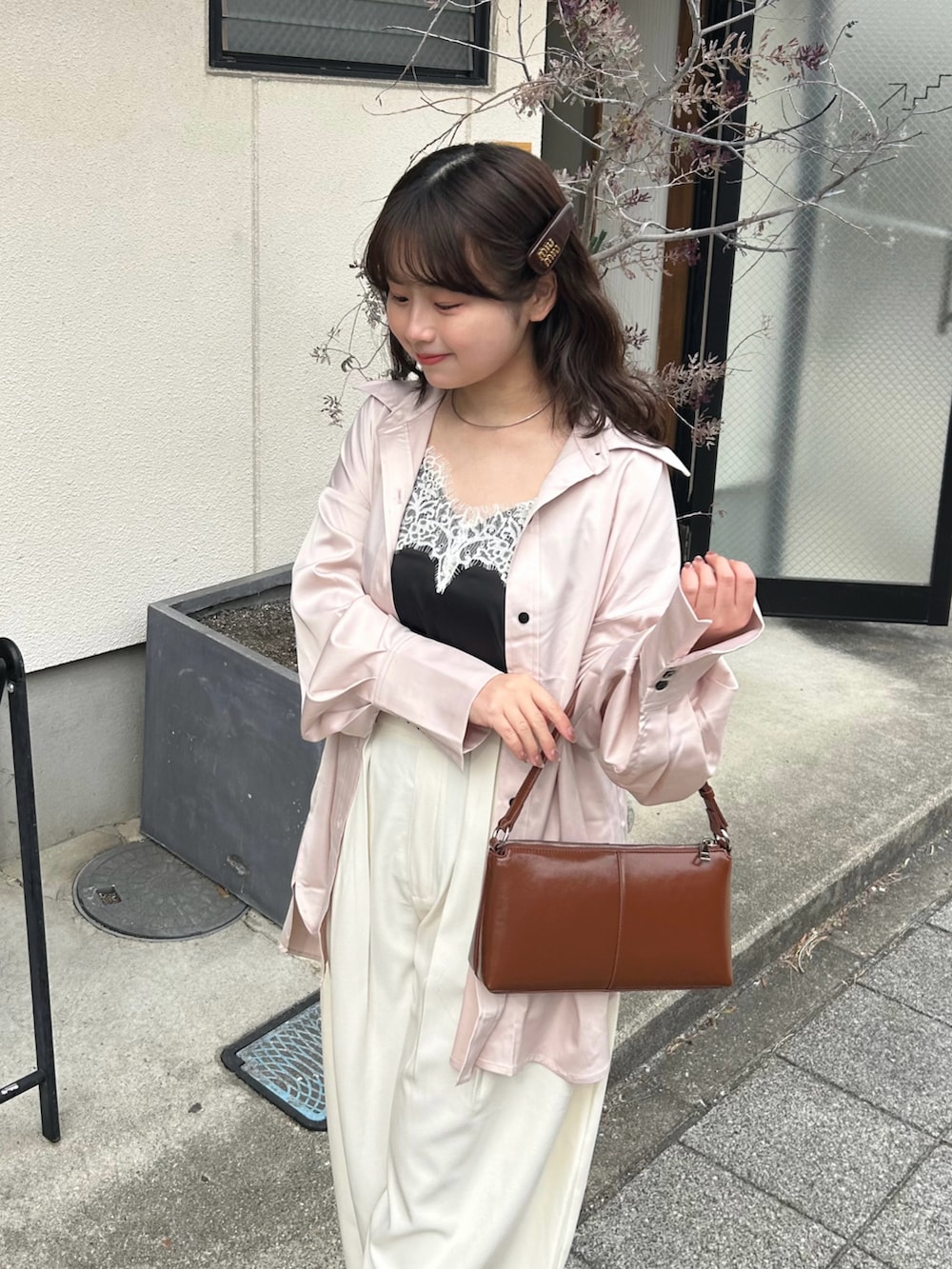 ブラック系のローファー、ブラック系のキャミソール、ピンク系のシャツ/ブラウスを着用したレディースの春コーディネートの5枚目の写真