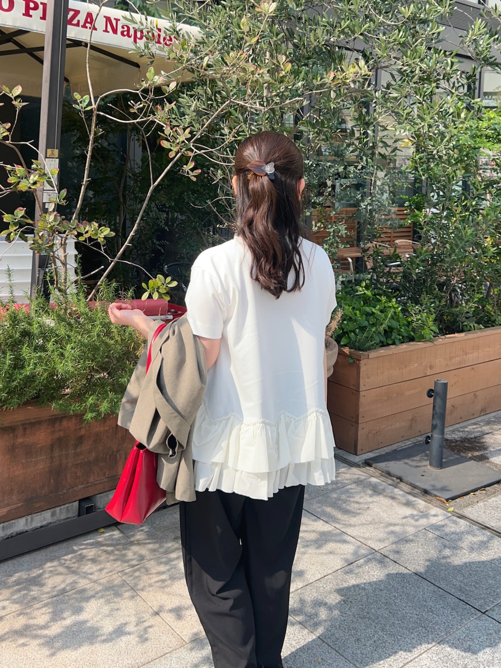 ベージュ系のテーラードジャケット、ブラック系のその他パンツ、ホワイト系のスニーカーを着用したレディースの春コーディネートの4枚目の写真