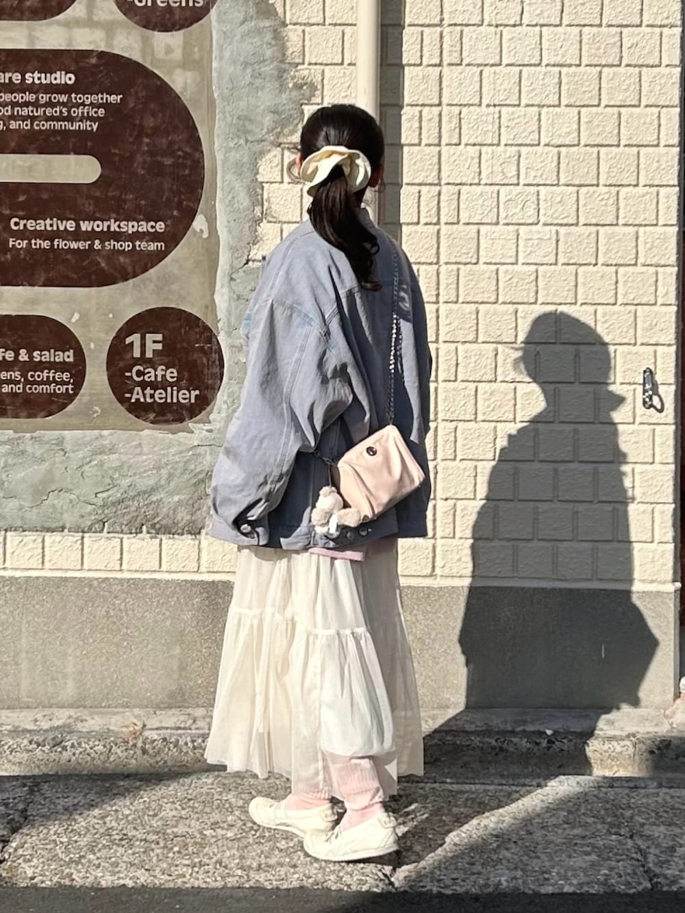 ピンク系のカーディガン/ボレロ、ホワイト系のTシャツ/カットソー、ピンク系のデニムジャケットを着用したレディースの春コーディネートの3枚目の写真