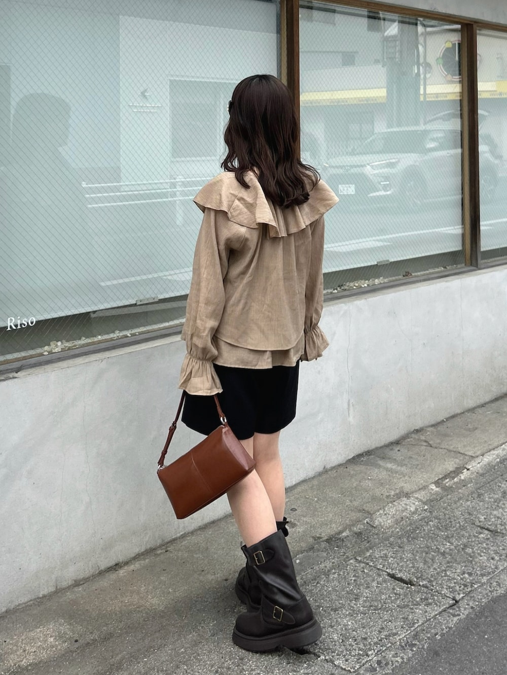 ブラウン系のシャツ/ブラウス、その他のショルダーバッグ、ブラウン系のブーツを着用したレディースの春コーディネートの2枚目の写真