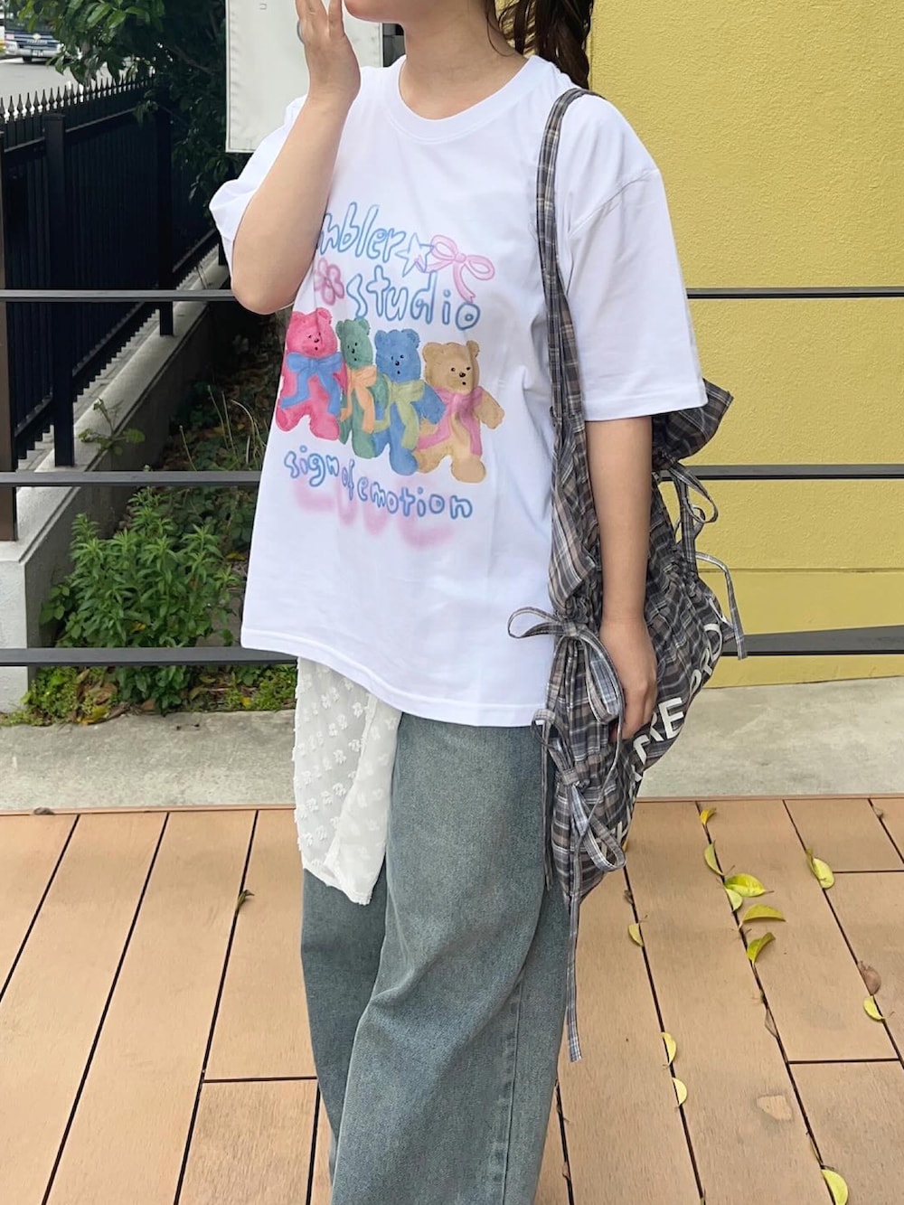 「WEARyouthコーデ、カジュアル、カジュアルコーデ、カジュアルガーリー、Tシャツ、白Tシャツ、夏だ！Tシャツ着よう！、デニム、デニムパンツ、レイヤードスタイル、ラップスカート、レース、スニーカー、お出かけコーデ、休日スタイル」｜「amoodのAMRLER（Tシャツ/カットソー、ホワイト系）」を使った、momo🐇さん（骨格ストレート・レディース・153cm）の春コーディネートの3枚目の写真
