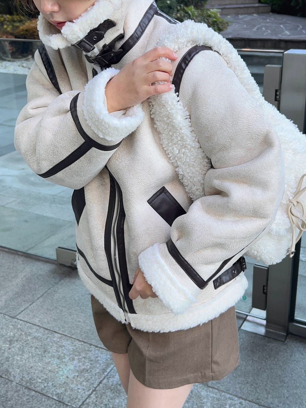 「WEARyouthコーデ、マイベストコーデ2024、冬コーデ、冬アウター、フライトジャケット、ムートンコート、ムートン、ロングブーツ、ブーツ、リブニット、ニット、淡色コーデ、お出かけコーデ、休日スタイル、もこもこ」｜「tiptopのフェイクムートンボアブルゾン（ムートンコート、ホワイト系）」を使った、momo🐇さん（骨格ストレート・レディース・153cm）の冬コーディネートの3枚目の写真