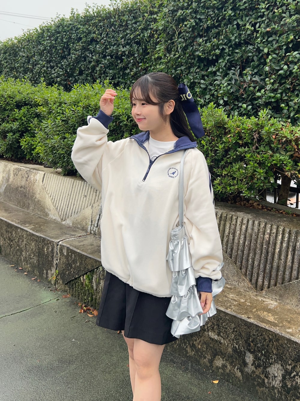 ホワイト系のスウェット、ブラック系のスラックス、ホワイト系のTシャツ/カットソーを着用したレディースの秋コーディネートの3枚目の写真