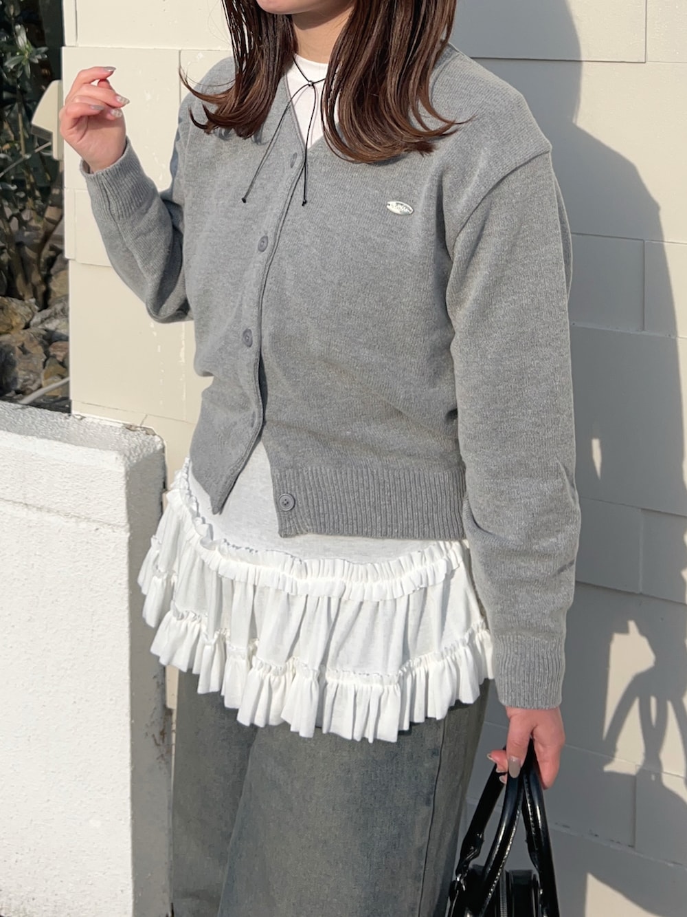 「WEARyouthコーデ、春めき満開コーデ、春コーデ、レイヤードスタイル、春服、韓国ファッション、カーディガン、デニム、デニムパンツ、ミニバッグ、グレー、お出かけコーデ、休日スタイル、おでかけコーデ、カジュアルガーリー」｜「amoodのBeidelli（カーディガン/ボレロ、グレー系）」を使った、momo🐇さん（骨格ストレート・レディース・153cm）の春コーディネートの2枚目の写真