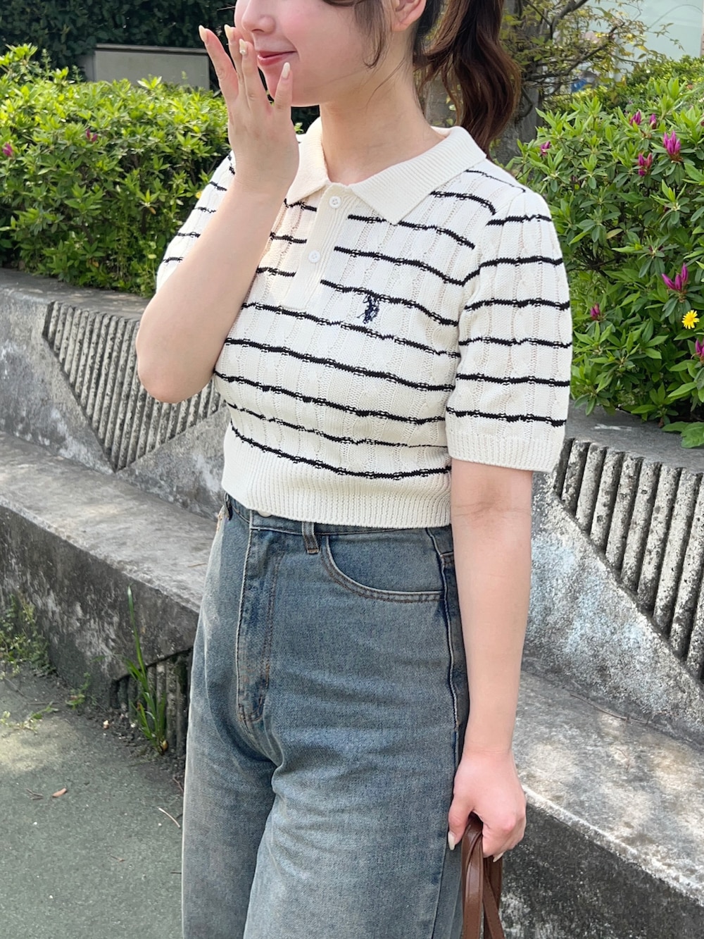 「WEARyouthコーデ、最近のいい感じコーデ、ボーダー、ボーダートップス、ポロシャツ、サマーニット、プチプラ、プチプラコーデ、デニム、デニムパンツ、スニーカー、ショルダーバッグ、お出かけコーデ、休日スタイル、ショート丈トップス」｜「U.S. POLO ASSN.の∴WEGO/【25年春夏新作】別注U.S. POLO ASSN. ケーブルニットポロ（ポロシャツ、ホワイト系）」を使った、momo🐇さん（骨格ストレート・レディース・153cm）の春コーディネートの2枚目の写真