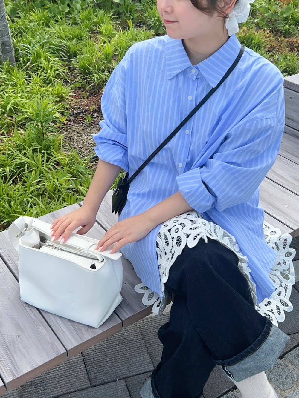 ブルー系のシャツ/ブラウス、ホワイト系のチュニック、ブルー系のデニムパンツを着用したレディースの春コーディネートの2枚目の写真