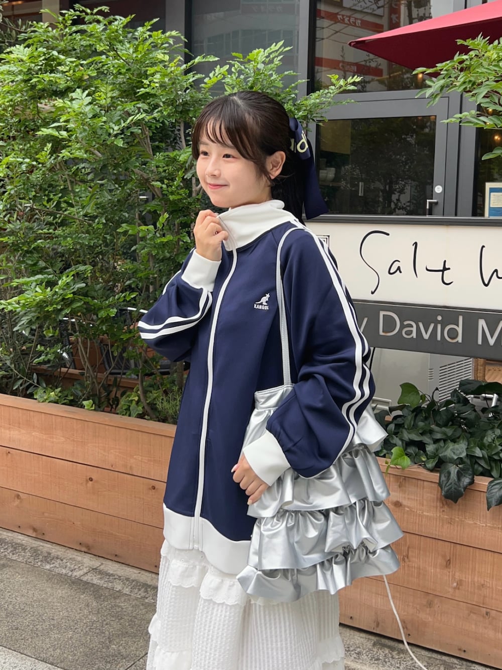 ブルー系のジャージ、ホワイト系のスカート、シルバー系のパンプスを着用したレディースの秋コーディネートの3枚目の写真