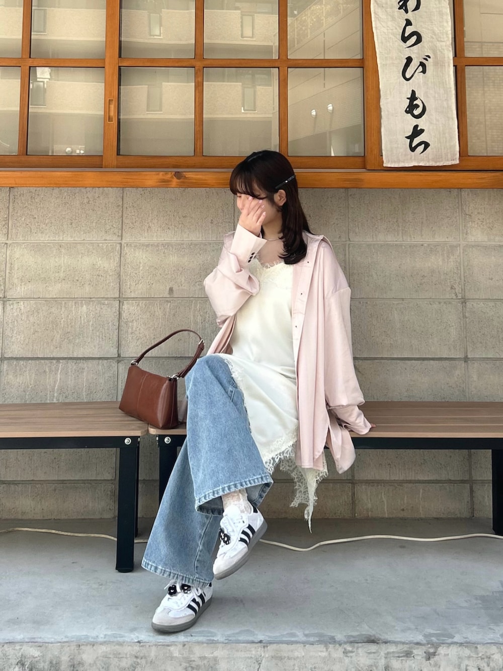 ピンク系のシャツ/ブラウス、ホワイト系のワンピース、その他のショルダーバッグを着用したレディースの春コーディネートの3枚目の写真