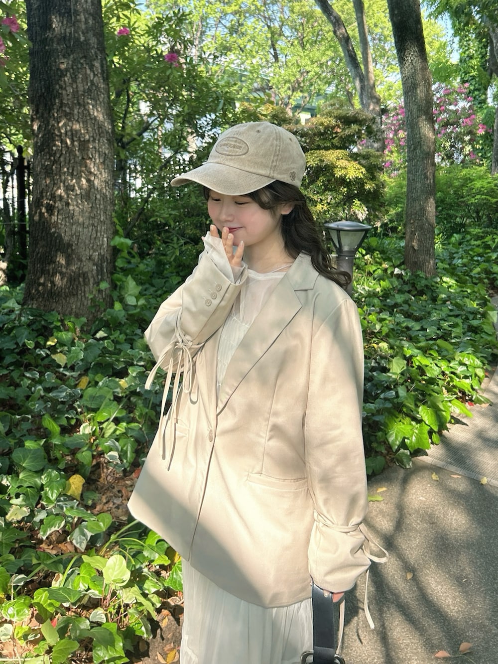 その他のテーラードジャケット、ホワイト系のTシャツ/カットソー、ホワイト系のスカートを着用したレディースの春コーディネートの2枚目の写真