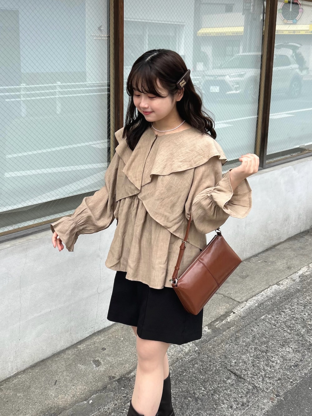 ブラウン系のシャツ/ブラウス、その他のショルダーバッグ、ブラウン系のブーツを着用したレディースの春コーディネートの3枚目の写真