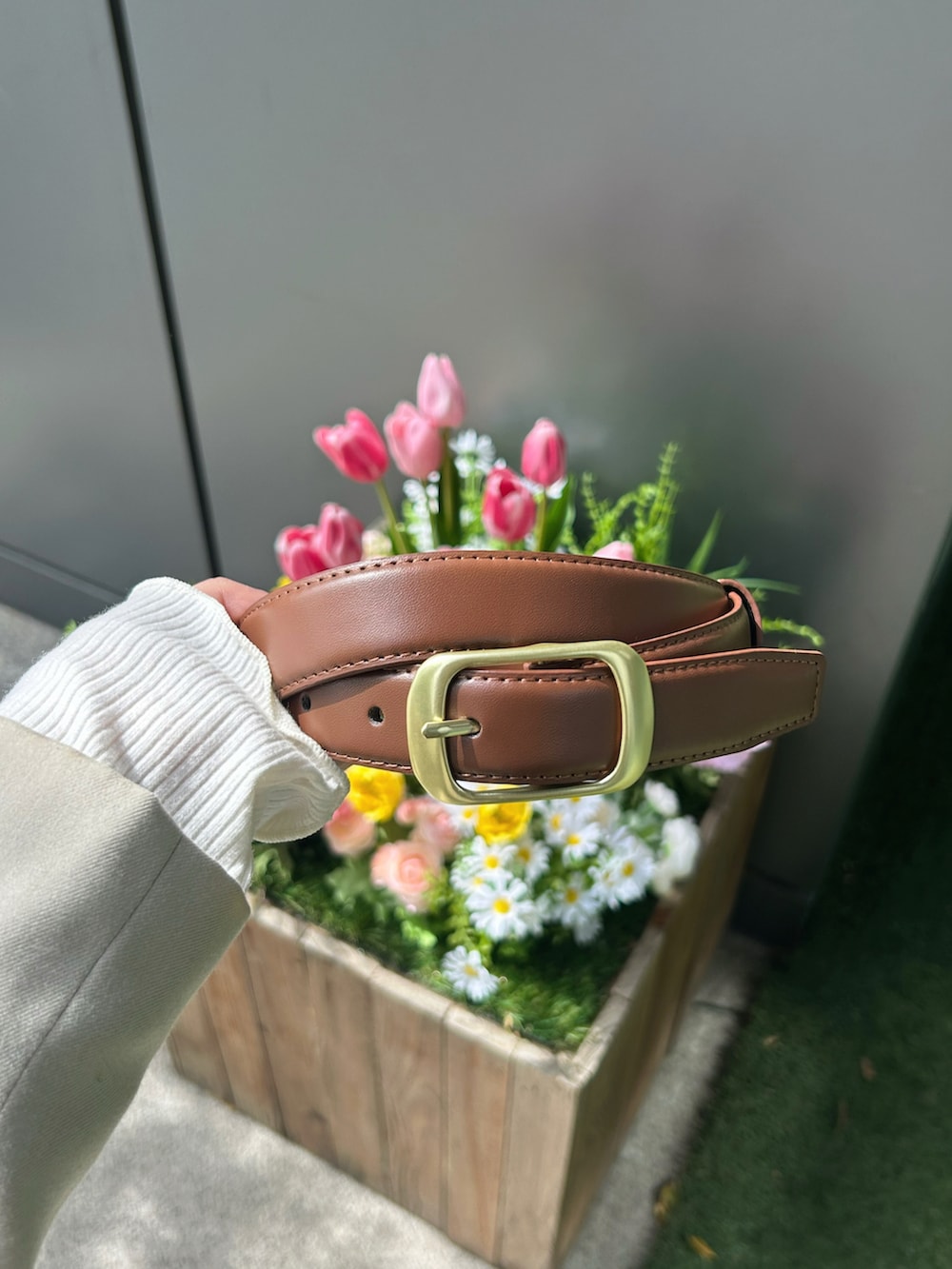 ホワイト系のTシャツ/カットソー、ベージュ系のテーラードジャケット、ブルー系のデニムパンツを着用したレディースの春コーディネートの5枚目の写真