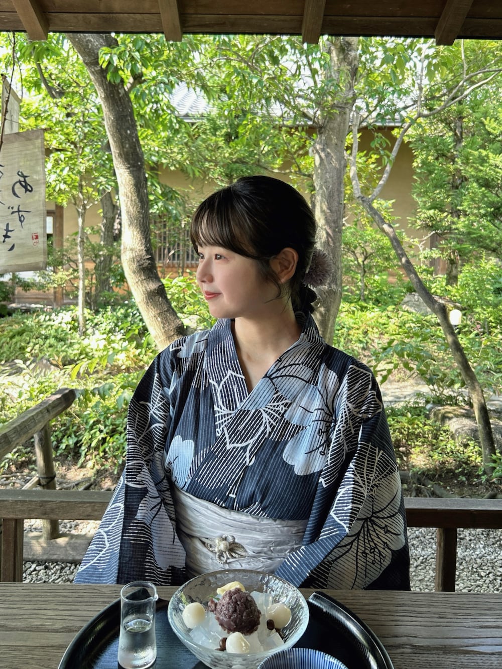 ベージュ系のかごバッグ、ブルー系のワンピース、ベージュ系の浴衣を着用したレディースの夏コーディネートの4枚目の写真