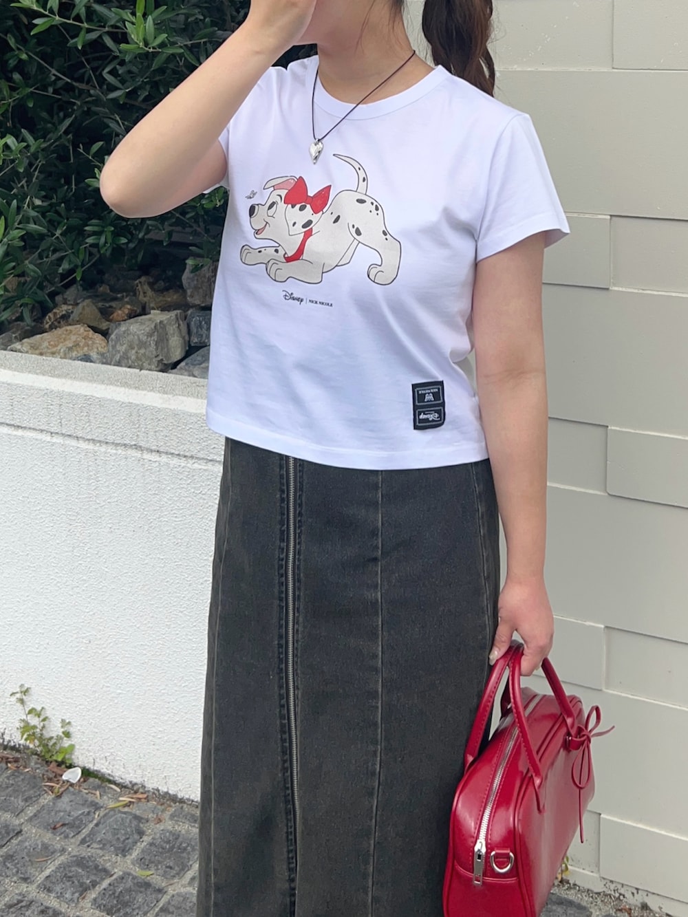 「WEARyouthコーデ、白Tシャツ、Tシャツ、夏だ！Tシャツ着よう！、プリントT、ディズニーコーデ、テーマパークコーデ、テーマパーク、デニム、デニムスカート、差し色コーデ、モノトーン、モノトーンコーデ、プチプラ、プチプラコーデ」｜「NICK&NICLOLEのDISNEY BUTTERFRY RIBBON DALMATIAN CROP TOP（Tシャツ/カットソー、ホワイト系）」を使った、momo🐇さん（骨格ストレート・レディース・153cm）の春コーディネートの2枚目の写真