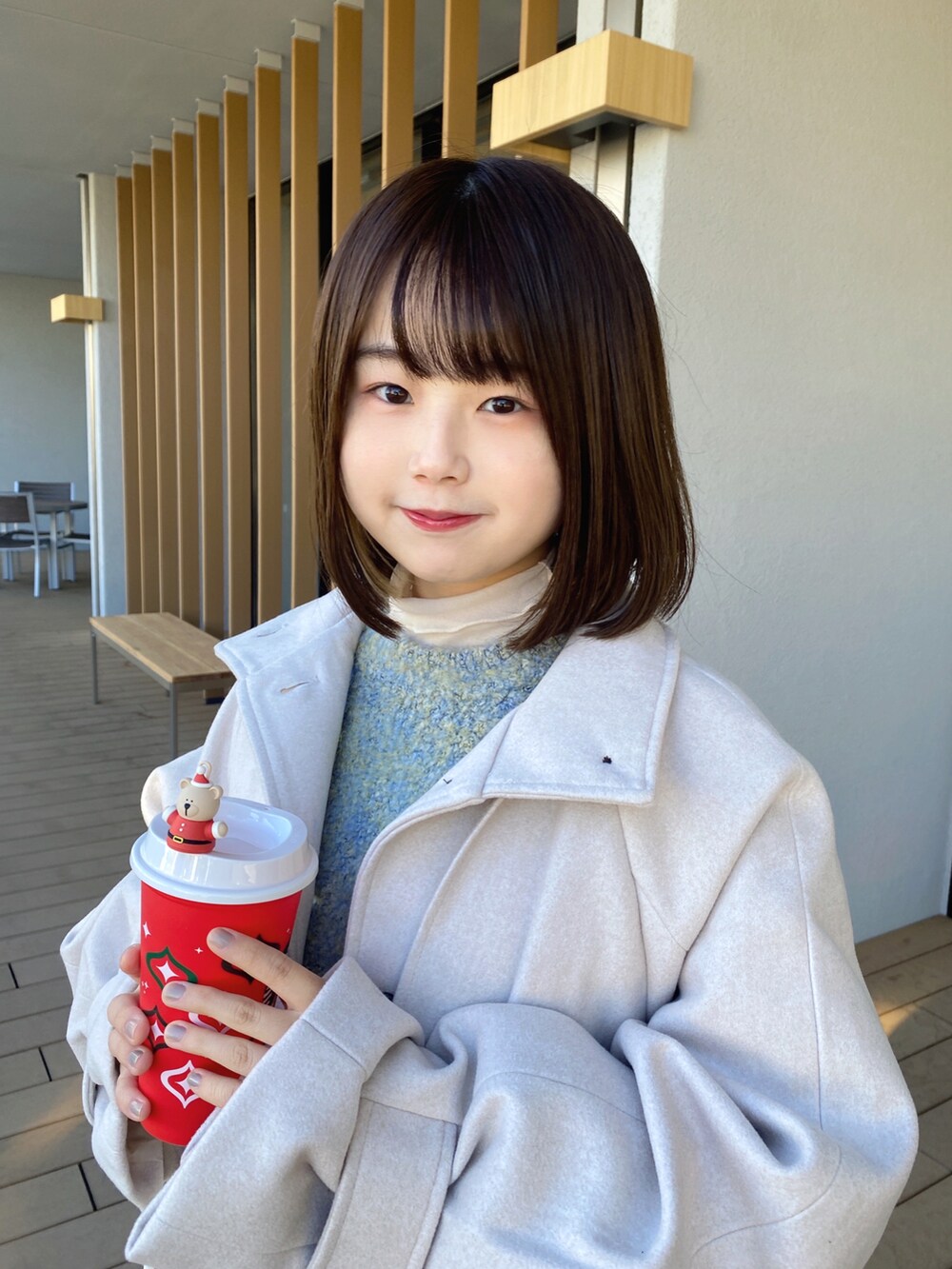 「ファッションを楽しもう、今日のコスメと服、WEARyouthコーデ、カジュアルコーデ、コート、アウター、ニット、ブーツ、低身長コーデ、休日スタイル、プチプラコーデ、着回しコーデ、骨格ストレート、カラーニット、淡色コーデ」|「tiptopの【3色展開】ハーフ丈トレンチコート(トレンチコート、ホワイト系)」を使った、momo🐇さん(骨格ストレート・レディース・153cm)の秋コーディネートの2枚目の写真