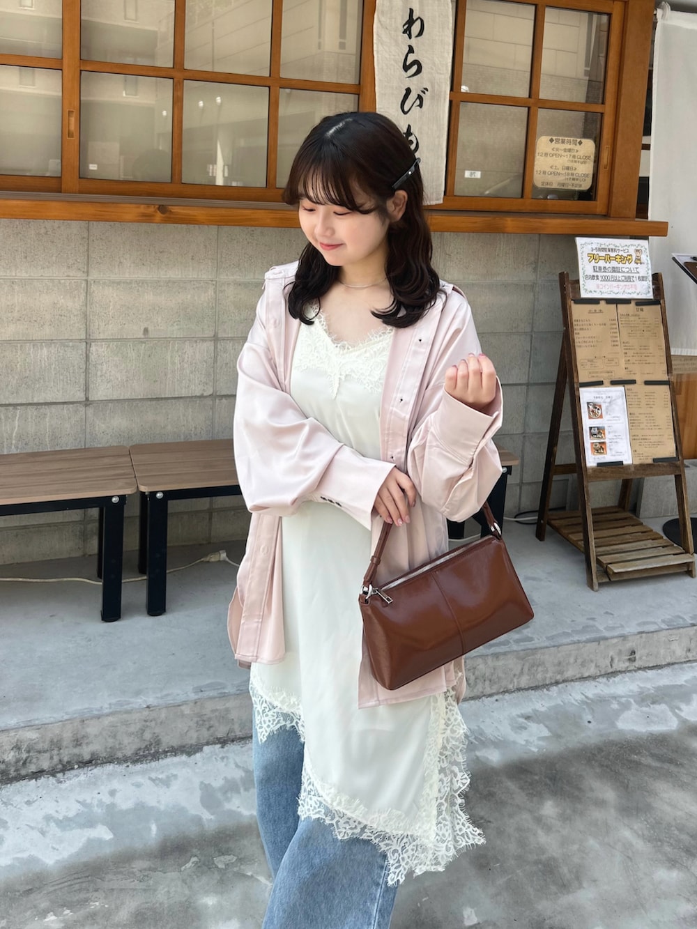 ピンク系のシャツ/ブラウス、ホワイト系のワンピース、その他のショルダーバッグを着用したレディースの春コーディネートの4枚目の写真