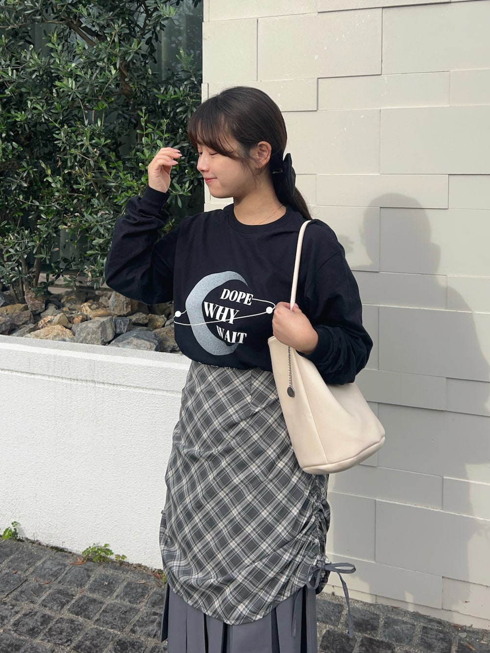 ブラック系のTシャツ/カットソー、シルバー系のパンプス、グレー系のスカートを着用したレディースの秋コーディネートの2枚目の写真