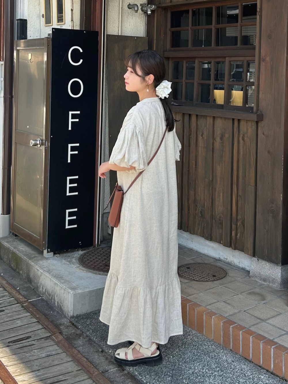 ホワイト系のキャミソール、ベージュ系のワンピース、ホワイト系のサンダルを着用したレディースの夏コーディネートの3枚目の写真