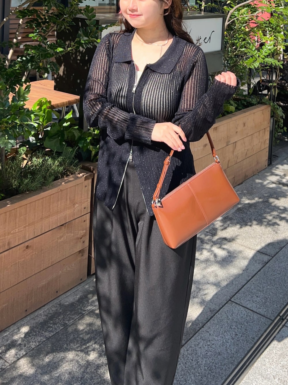 ブルー系のカーディガン/ボレロ、ブラック系のその他パンツ、その他のショルダーバッグを着用したレディースの春コーディネートの3枚目の写真