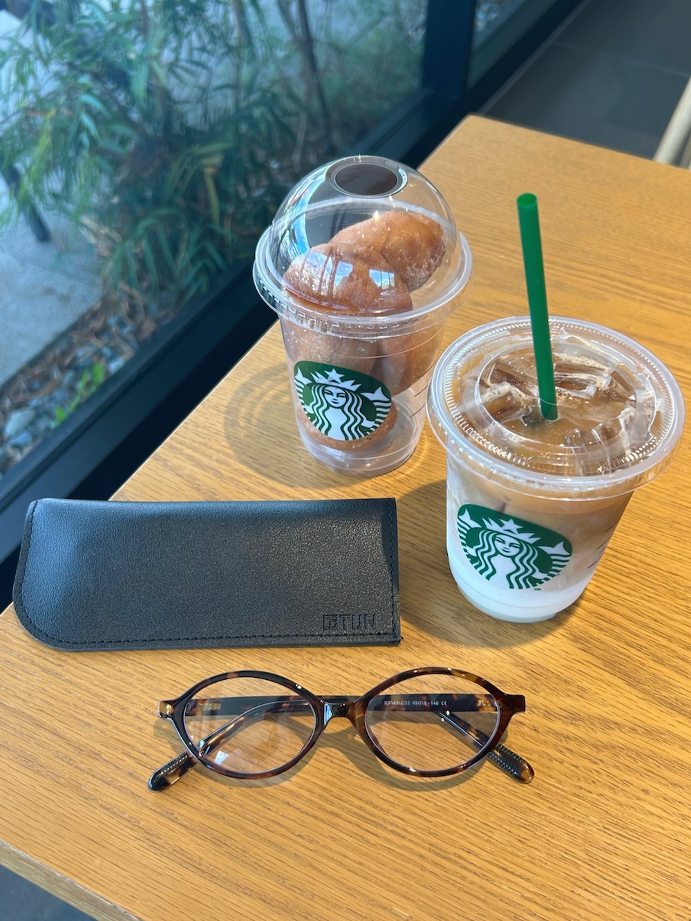 イエロー系のニット/セーター、ブルー系のデニムパンツ、ブラウン系のスニーカーを着用したレディースの夏コーディネートの4枚目の写真