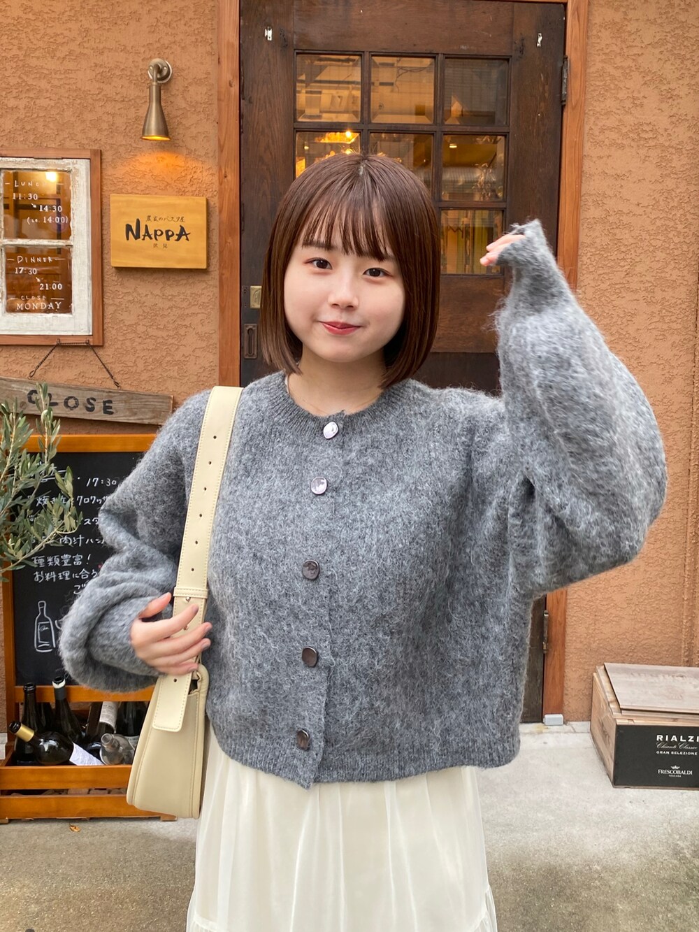 「今日のコスメと服、ファッションを楽しもう、WEARyouthコーデ、休日コーデ、お出かけコーデ、カーディガン、ニット、ティアードスカート、チュールスカート、グレー、モノトーン、淡色コーデ、スニーカー、カジュアルコーデ、カジュアル」｜「tiptopの【wool】シャギーショート丈カーディガン（カーディガン/ボレロ、グレー系）」を使った、momo🐇さん（骨格ストレート・レディース・153cm）の秋コーディネートの2枚目の写真