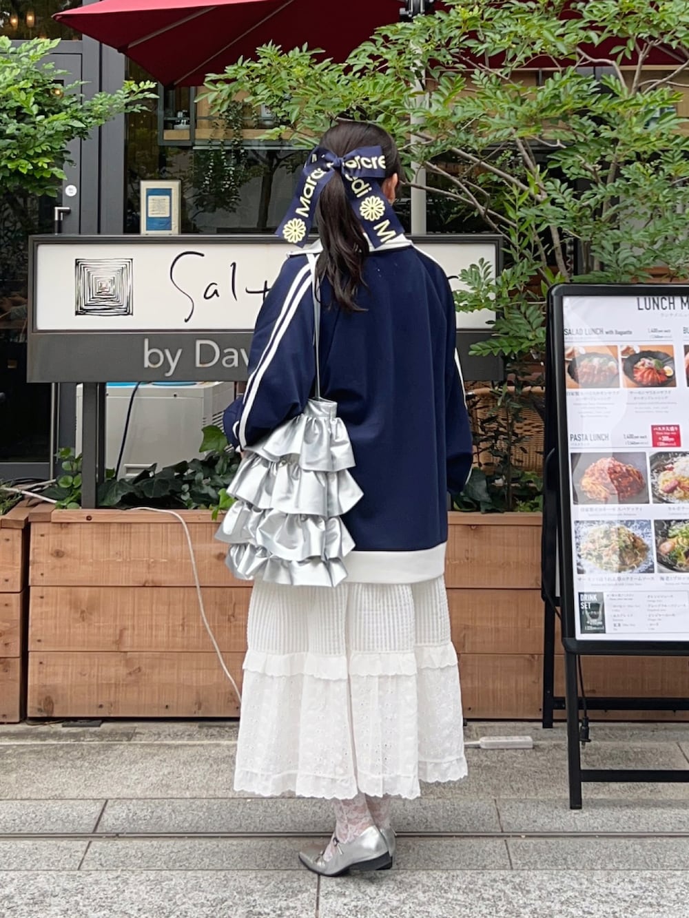 ブルー系のジャージ、ホワイト系のスカート、シルバー系のパンプスを着用したレディースの秋コーディネートの5枚目の写真