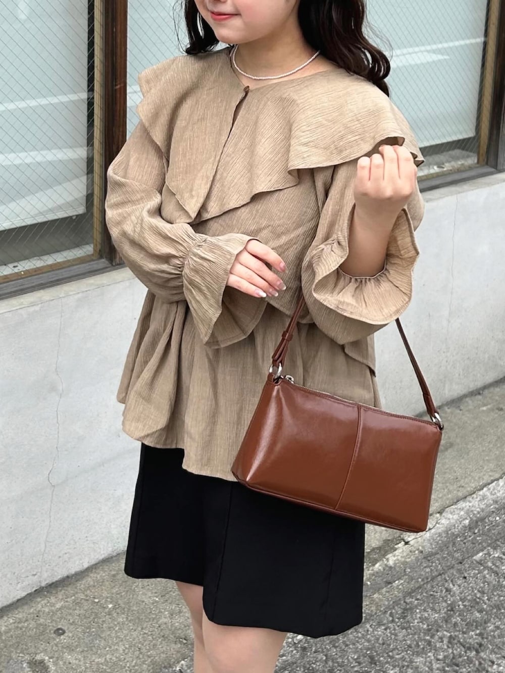 ブラウン系のシャツ/ブラウス、その他のショルダーバッグ、ブラウン系のブーツを着用したレディースの春コーディネートの4枚目の写真