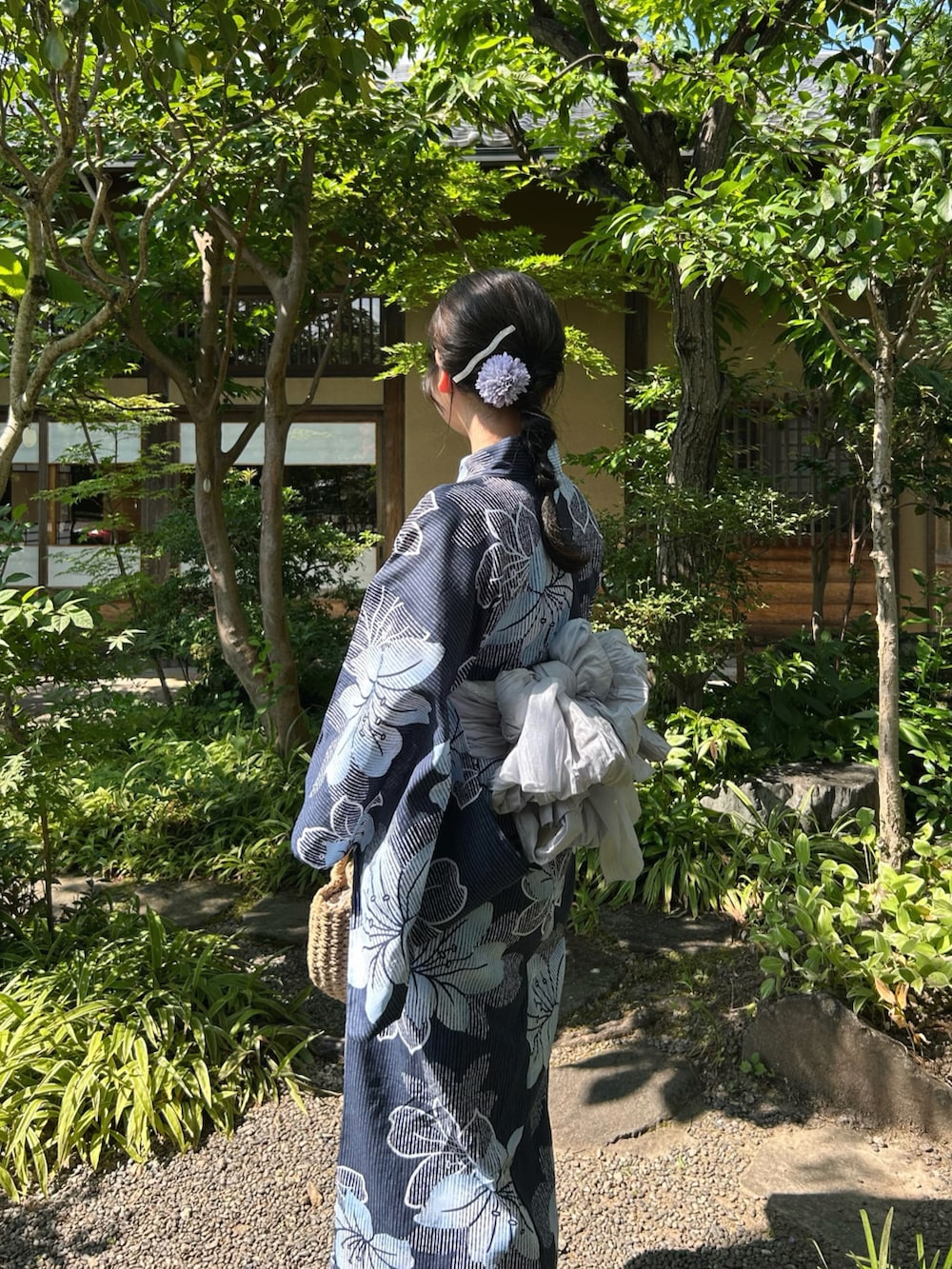 ベージュ系のかごバッグ、ブルー系のワンピース、ベージュ系の浴衣を着用したレディースの夏コーディネートの2枚目の写真