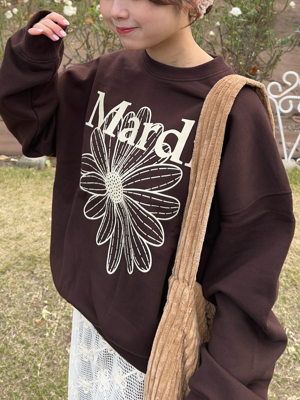 「WEARyouthコーデ、最近のいい感じコーデ、レイヤードスタイル、ブラウン、スウェット、キャミワンピ、デニム、デニムパンツ、カジュアルスタイル、カジュアルガーリー、お出かけコーデ、休日スタイル、秋冬コーデ、ショルダーバッグ、ブーツ」｜「Mardi MercrediのSWEATSHIRT FLOWERMARDI（スウェット、ブラウン系）」を使った、momo🐇さん（骨格ストレート・レディース・153cm）の冬コーディネートの2枚目の写真