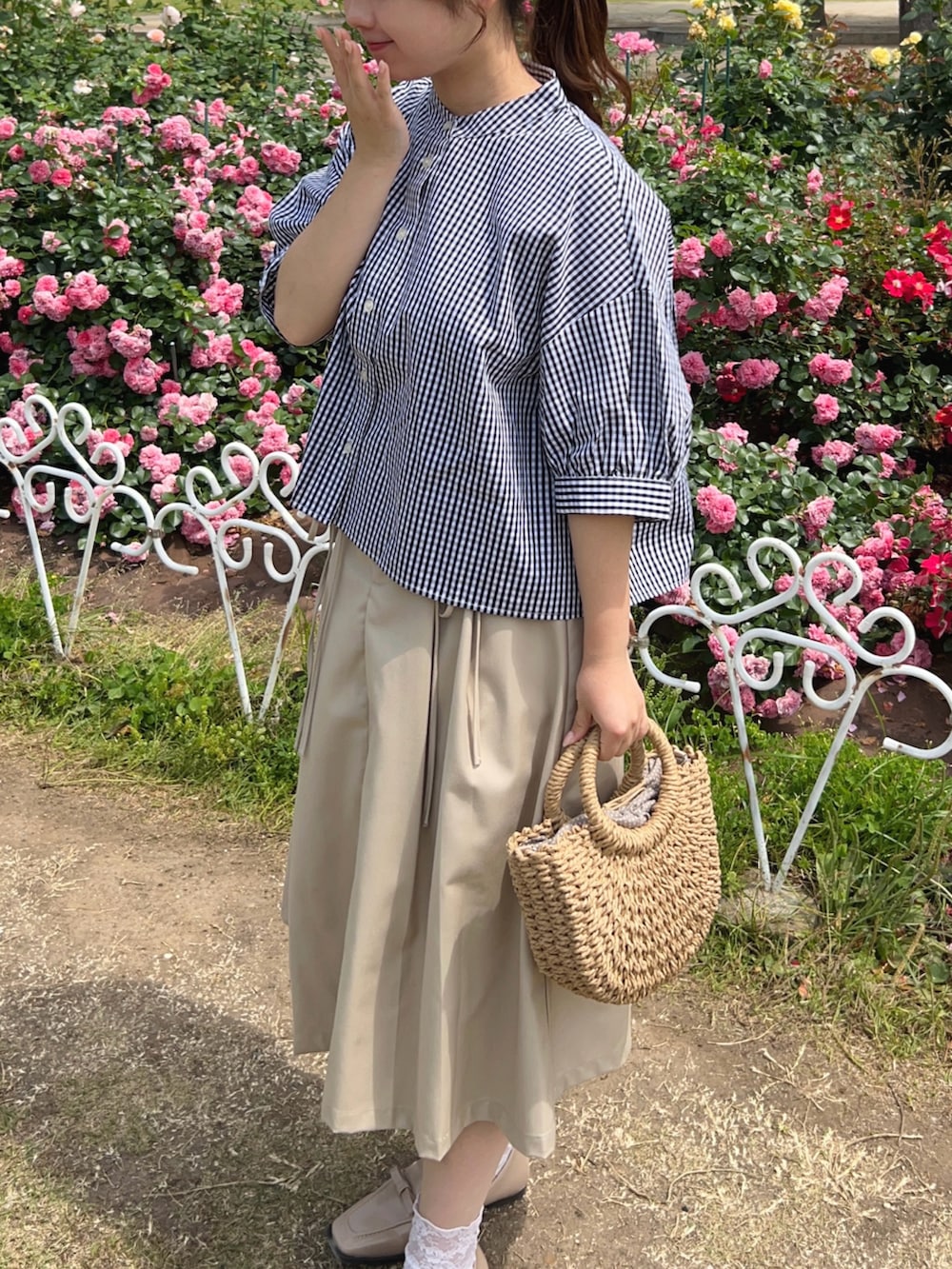 「WEARyouthコーデ、カジュアル、カジュアルコーデ、カジュアルガーリー、シャツスタイル、シャツ、シャツコーデ、シャツ好き集まれ、チェックシャツ、プチプラ、プチプラコーデ、ミディ丈スカート、ローファー、レインシューズ、雨の日コーデ」｜「BONLECILLのアソート柄 ボリュームスリーブバンドカラー半袖シャツ（シャツ/ブラウス、ブラック系）」を使った、momo🐇さん（骨格ストレート・レディース・153cm）の夏コーディネートの4枚目の写真
