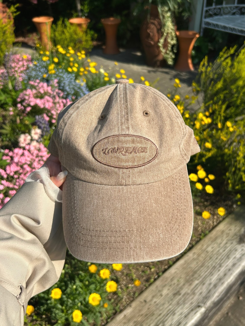 その他のテーラードジャケット、ホワイト系のTシャツ/カットソー、ホワイト系のスカートを着用したレディースの春コーディネートの3枚目の写真