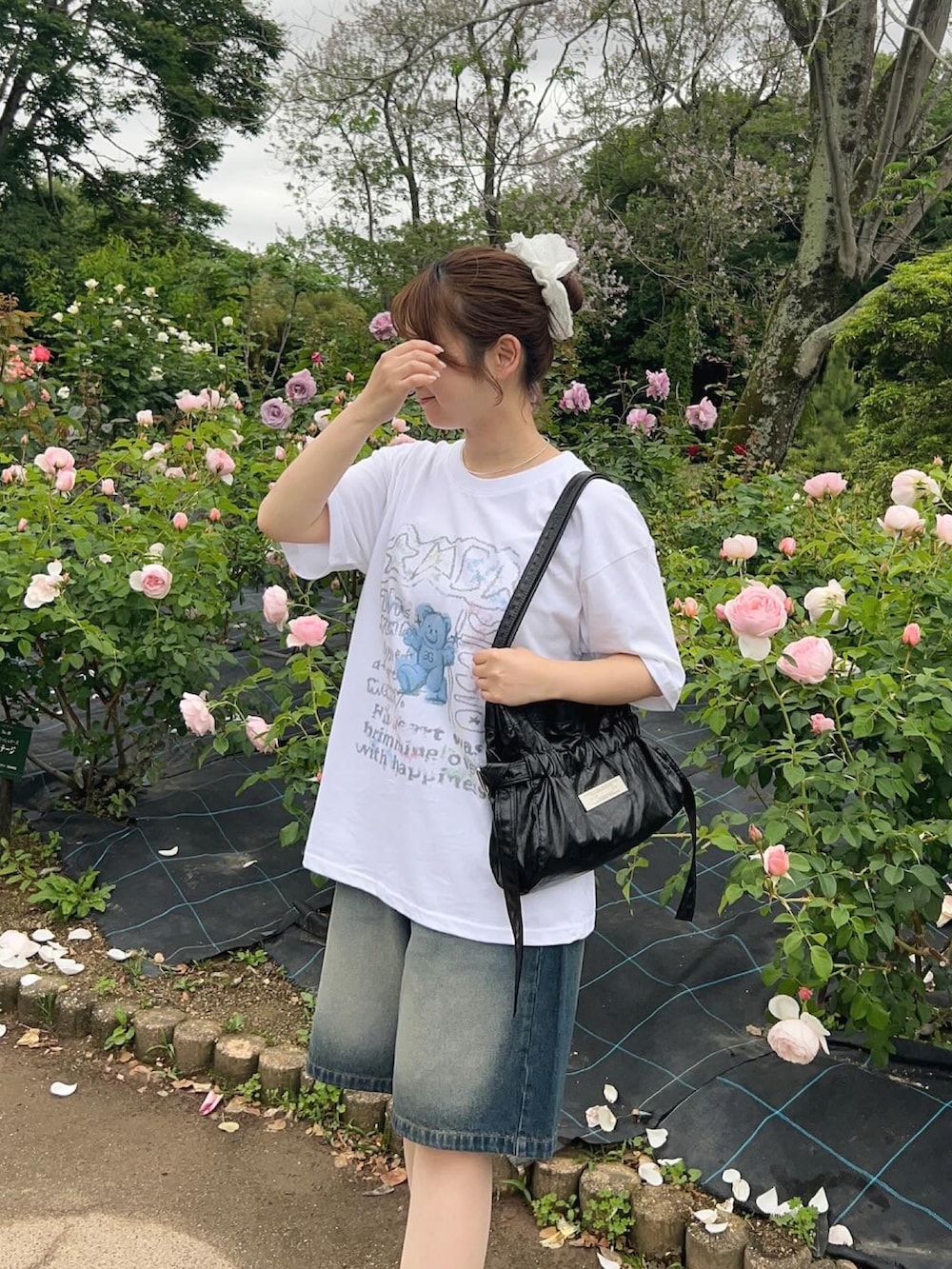 「WEARyouthコーデ、Tシャツ、白Tシャツ、デニム、デニムパンツ、ハーフパンツ、スニーカー、韓国ファッション、韓国ブランド、カジュアル、カジュアルコーデ、y2k、お出かけコーデ、休日スタイル、夏だ！Tシャツ着よう！」｜「amoodのAMBLER（Tシャツ/カットソー、ホワイト系）」を使った、momo🐇さん（骨格ストレート・レディース・153cm）の春コーディネートの4枚目の写真