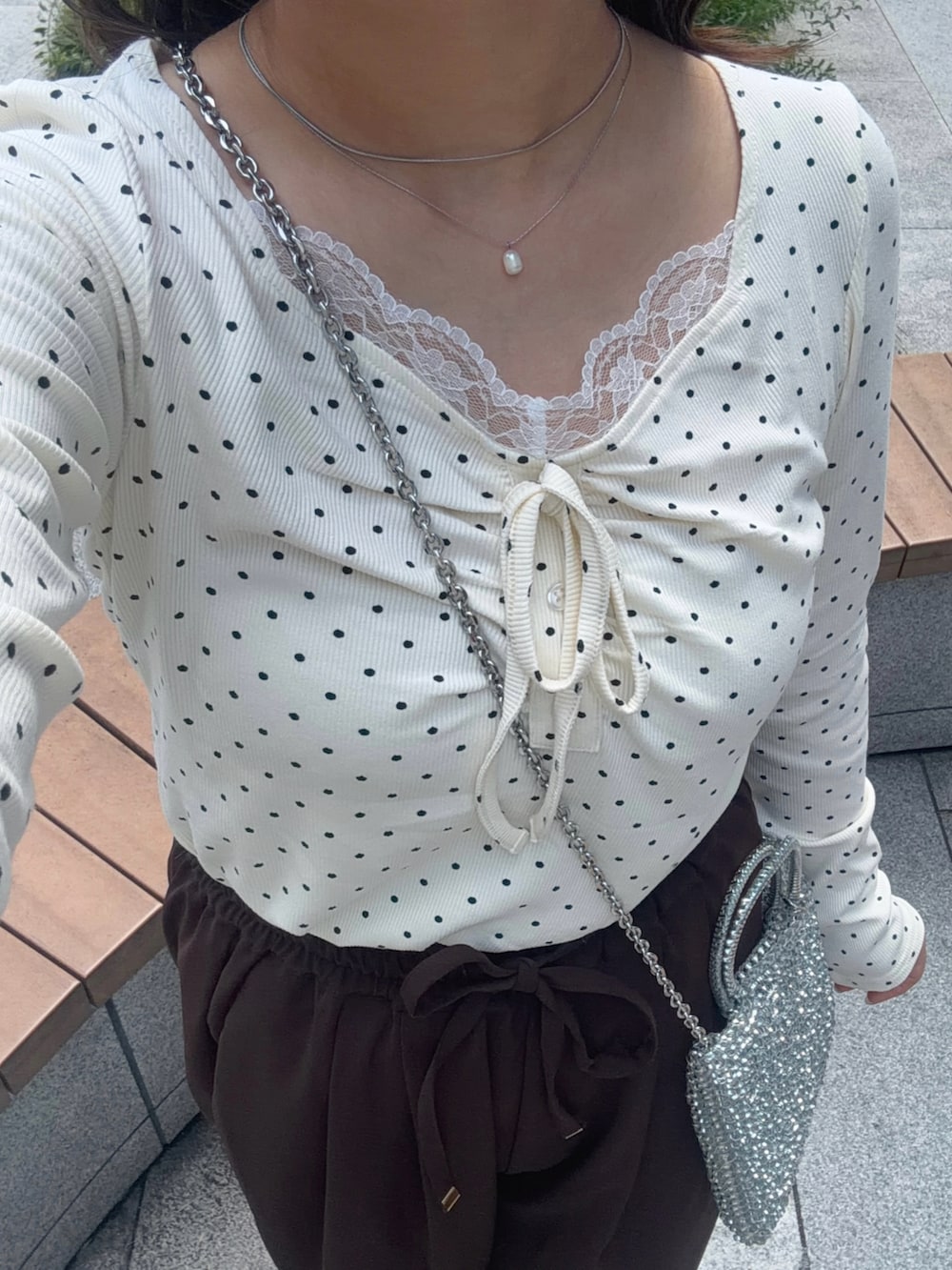 ホワイト系のTシャツ/カットソー、ブラウン系のスラックス、ホワイト系のローファーを着用したレディースの秋コーディネートの4枚目の写真