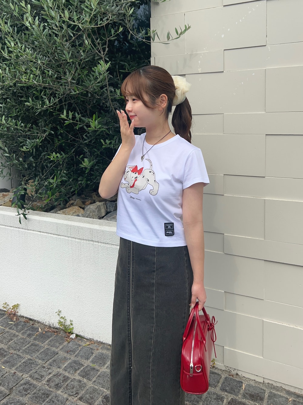 「WEARyouthコーデ、白Tシャツ、Tシャツ、夏だ！Tシャツ着よう！、プリントT、ディズニーコーデ、テーマパークコーデ、テーマパーク、デニム、デニムスカート、差し色コーデ、モノトーン、モノトーンコーデ、プチプラ、プチプラコーデ」｜「NICK&NICLOLEのDISNEY BUTTERFRY RIBBON DALMATIAN CROP TOP（Tシャツ/カットソー、ホワイト系）」を使った、momo🐇さん（骨格ストレート・レディース・153cm）の春コーディネートの3枚目の写真