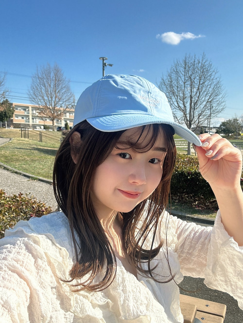 「WEARyouthコーデ、春めき満開コーデ、春コーデ、春服みてみて、ミニワンピ、ミニスカート、ブラウス、カジュアルガーリー、ガーリー、ティアードスカート、フリル、スニーカー、白スニーカー、キャップ、差し色コーデ」｜「Chicoのフリルデザインフロントリボンブラウス（シャツ/ブラウス、ホワイト系）」を使った、momo🐇さん（骨格ストレート・レディース・153cm）の春コーディネートの3枚目の写真