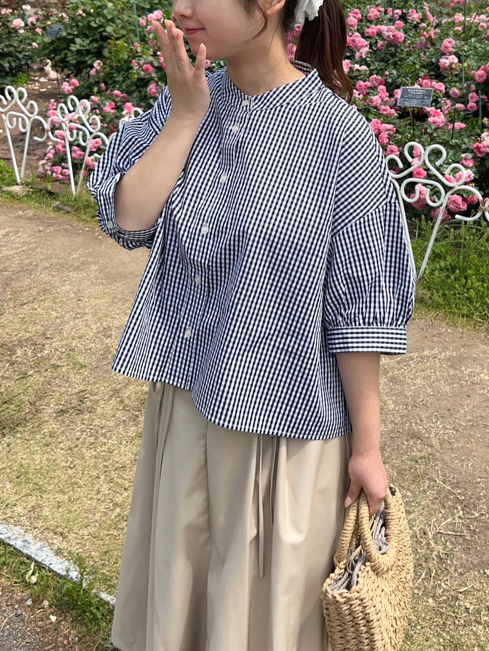 「WEARyouthコーデ、カジュアル、カジュアルコーデ、カジュアルガーリー、シャツスタイル、シャツ、シャツコーデ、シャツ好き集まれ、チェックシャツ、プチプラ、プチプラコーデ、ミディ丈スカート、ローファー、レインシューズ、雨の日コーデ」｜「BONLECILLのアソート柄 ボリュームスリーブバンドカラー半袖シャツ（シャツ/ブラウス、ブラック系）」を使った、momo🐇さん（骨格ストレート・レディース・153cm）の夏コーディネートの2枚目の写真