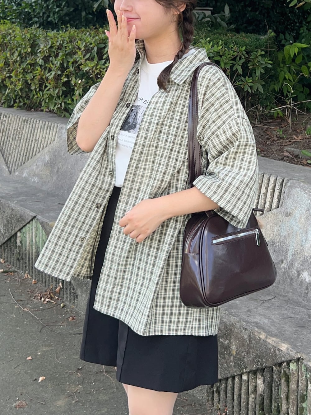 「WEARyouthコーデ、夏ルックで気分アップ、シャツスタイル、半袖シャツ、レイヤードスタイル、チェックシャツ、Tシャツ、白Tシャツ、ロゴT、プリントT、グラフィックＴ、ショートパンツ、ハーフパンツ、キャップ、スニーカー」｜「tiptopの【web限定・セットアップ対応】フロントタックスラックスショートパンツ（スラックス、ブラック系）」を使った、momo🐇さん（骨格ストレート・レディース・153cm）の夏コーディネートの2枚目の写真