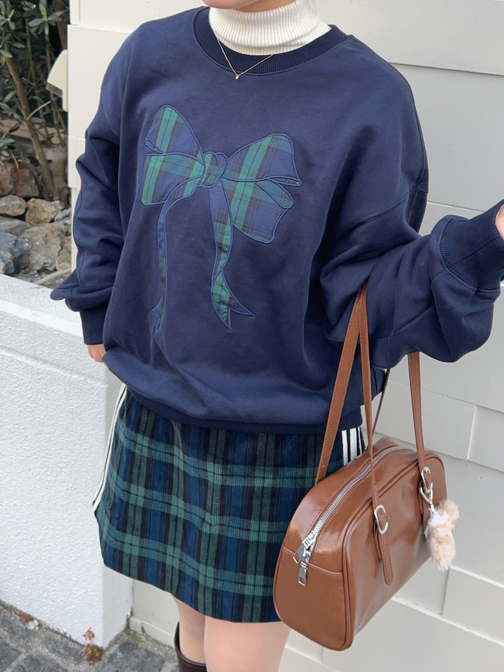 「WEARyouthコーデ、マイベストコーデ2024、冬コーデ、タータンチェック、チェック、スウェット、スウェットコーデ、ミニスカート、ロングブーツ、ブーツ、ネイビー、お出かけコーデ、休日スタイル、レイヤードスタイル、タートルネック」｜「Fano Studiosのルーズシルエット リボン刺繍スウェット FQ24S026【Fano Studios】【2024AW】（スウェット、ブルー系）」を使った、momo🐇さん（骨格ストレート・レディース・153cm）の冬コーディネートの2枚目の写真
