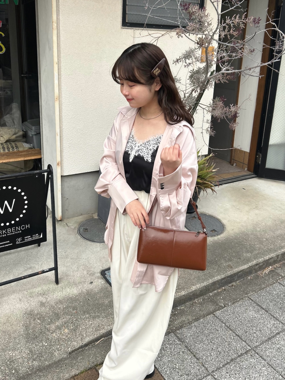 ブラック系のローファー、ブラック系のキャミソール、ピンク系のシャツ/ブラウスを着用したレディースの春コーディネートの3枚目の写真