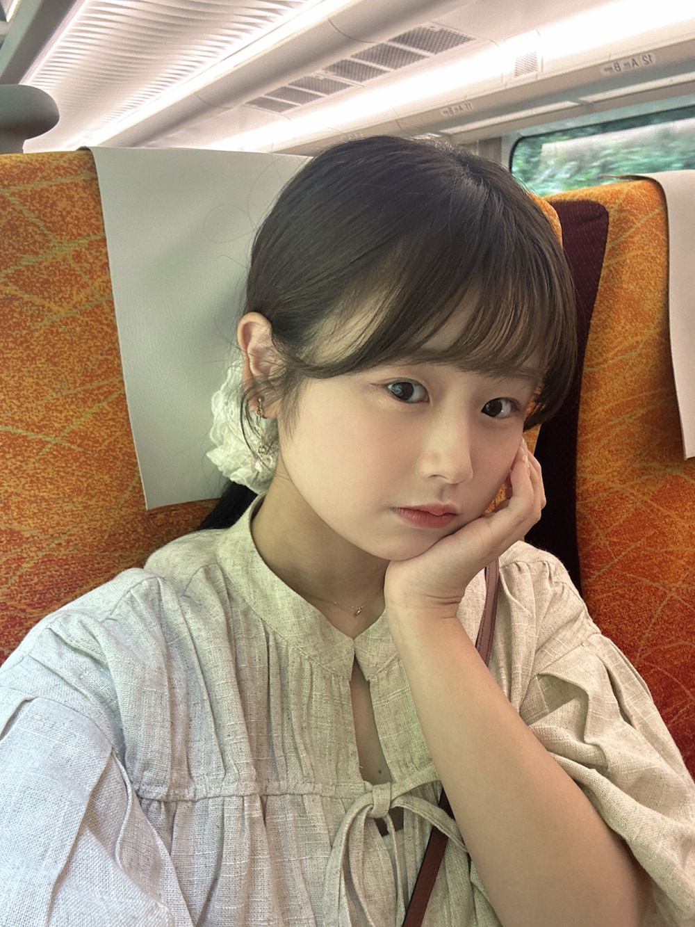 ホワイト系のキャミソール、ベージュ系のワンピース、ホワイト系のサンダルを着用したレディースの夏コーディネートの4枚目の写真