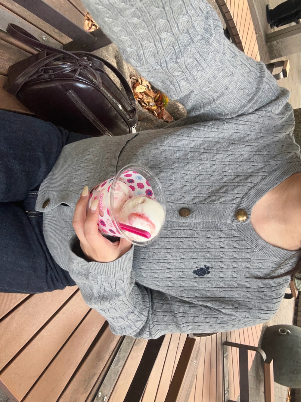 グレー系のカーディガン/ボレロ、ブラウン系のショルダーバッグ、シルバー系のパンプスを着用したレディースの秋コーディネートの2枚目の写真