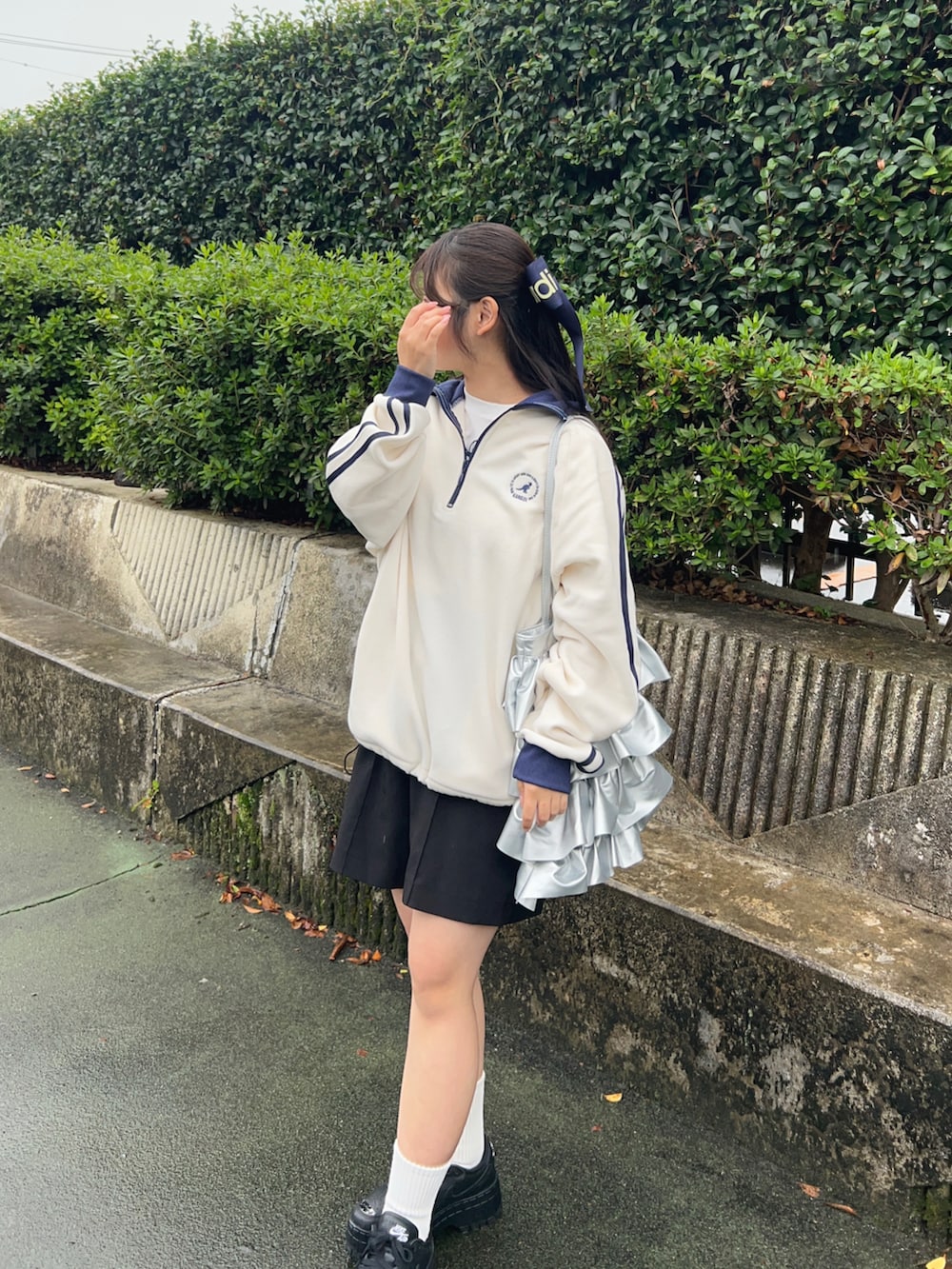 ホワイト系のスウェット、ブラック系のスラックス、ホワイト系のTシャツ/カットソーを着用したレディースの秋コーディネートの4枚目の写真