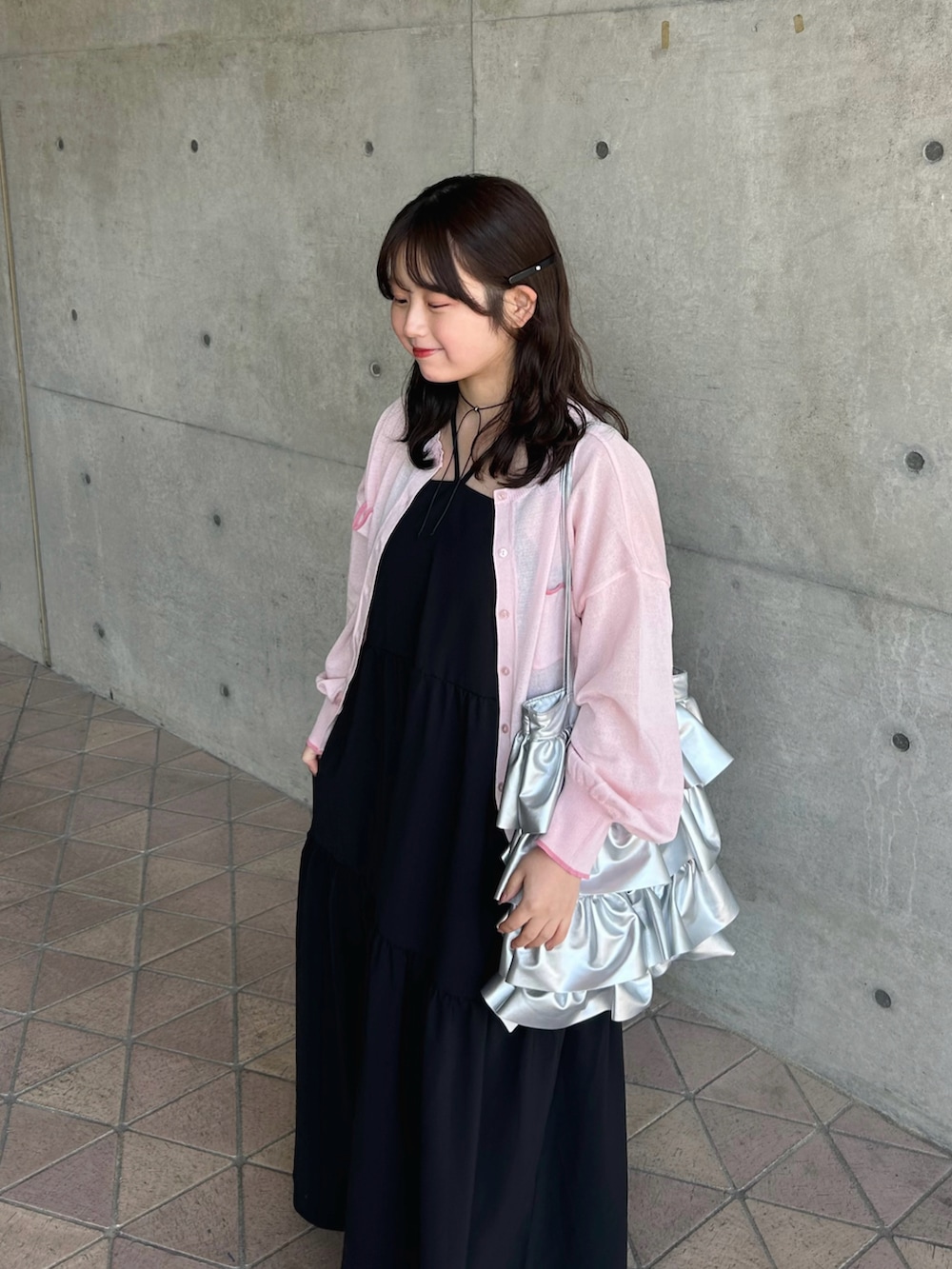 ホワイト系のワンピース、ピンク系のカーディガン/ボレロ、ホワイト系のスニーカーを着用したレディースの春コーディネートの4枚目の写真