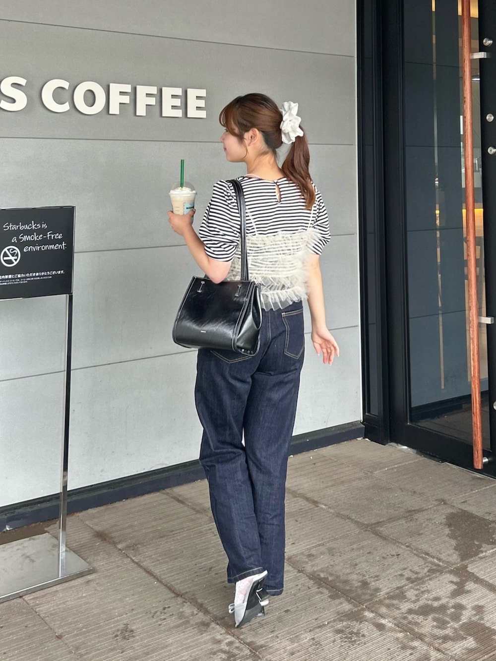「WEARyouthコーデ、レイヤードスタイル、ボーダー、ボーダートップス、ボーダーTシャツ、パフスリーブ、サンダル、デニム、デニムパンツ、チュール、プチプラ、プチプラコーデ、カジュアルガーリー、お出かけコーデ、休日スタイル」｜「BONLECILLの【イージーケア/マシンウォッシャブル】ランタンスリーブスカラップレースリブT（Tシャツ/カットソー、ブラック系）」を使った、momo🐇さん（骨格ストレート・レディース・153cm）の夏コーディネートの4枚目の写真