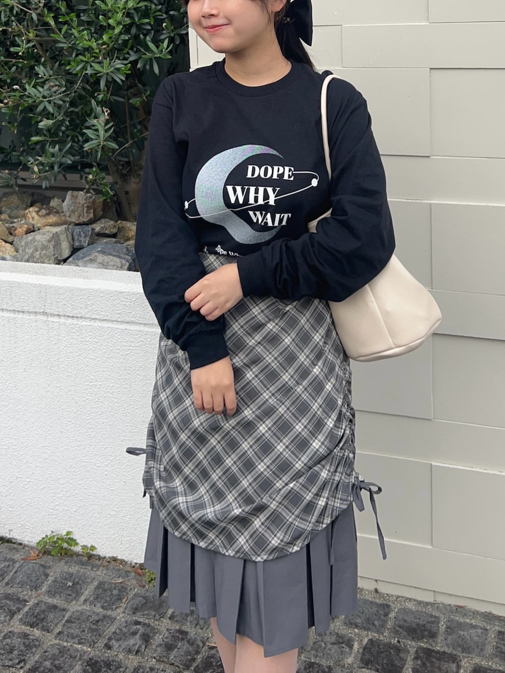 ブラック系のTシャツ/カットソー、シルバー系のパンプス、グレー系のスカートを着用したレディースの秋コーディネートの4枚目の写真