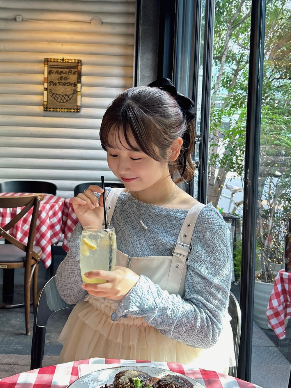 「WEARyouthコーデ、レース、レイヤードスタイル、ワンピース、ロングワンピース、チュール、ミニバッグ、ブーツ、お出かけコーデ、休日スタイル、カジュアルガーリー、きれいめカジュアル、オトナ女子、淡色コーデ、骨格ストレート」｜「SHENERYのバックシャンレースカットソー（Tシャツ/カットソー、ブルー系）」を使った、momo🐇さん（骨格ストレート・レディース・153cm）の秋コーディネートの2枚目の写真