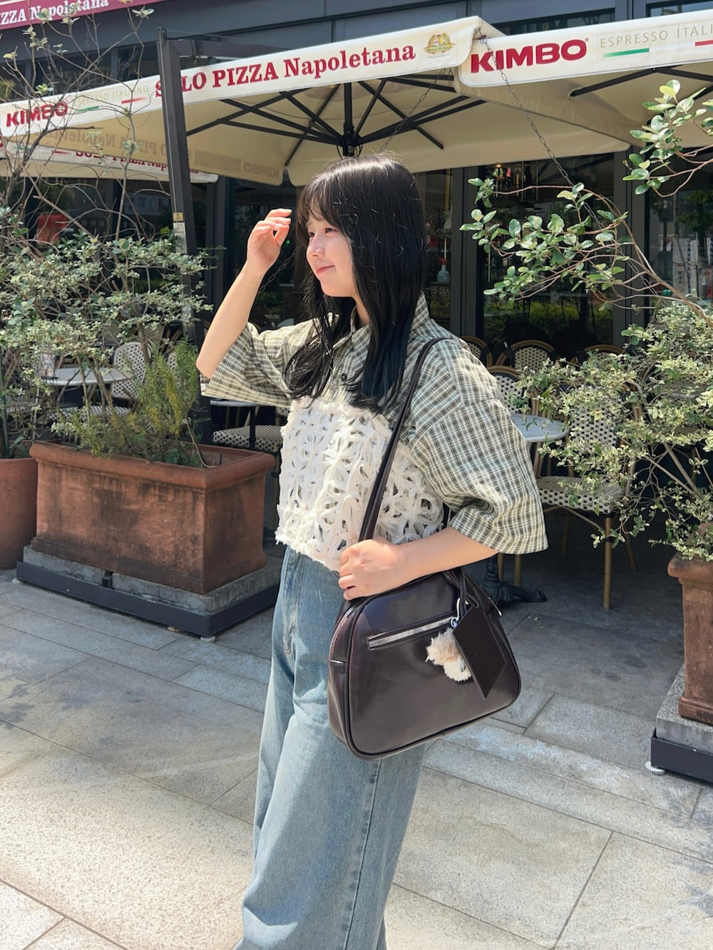 「WEARyouthコーデ、チェックシャツ、半袖シャツ、柄シャツ、シャツコーデ、シャツスタイル、シャツ、デニム、デニムパンツ、スニーカー、プチプラ、プチプラコーデ、ブラウン、お出かけコーデ、休日スタイル」｜「tiptopの【ZOZO限定アイテム/サイズ展開あり】ウエスト調整ボタン付きワイドパンツ（デニムパンツ、ブルー系）」を使った、momo🐇さん（骨格ストレート・レディース・153cm）の夏コーディネートの2枚目の写真