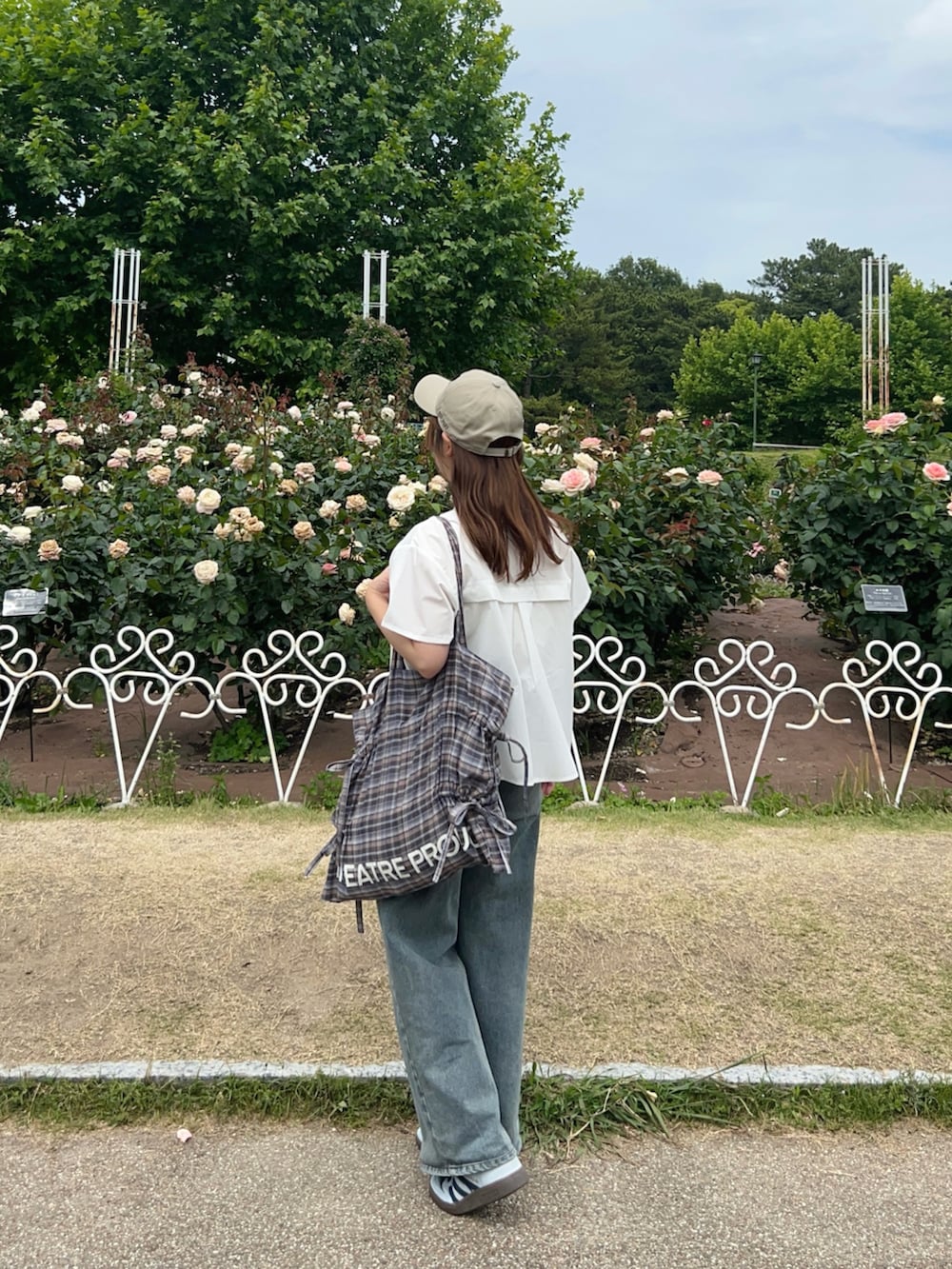 「WEARyouthコーデ、ブラウス、白ブラウス、シャツ、シャツスタイル、シャツコーデ、シャツ好き集まれ、デニム、デニムパンツ、スニーカー、トートバッグ、キャップ、お出かけコーデ、休日スタイル、カジュアルガーリー」｜「idemの【ZOZOTOWN限定】asymmetry frill short sleeve shirt/半袖フリルシャツ（シャツ/ブラウス、ホワイト系）」を使った、momo🐇さん（骨格ストレート・レディース・153cm）の夏コーディネートの5枚目の写真