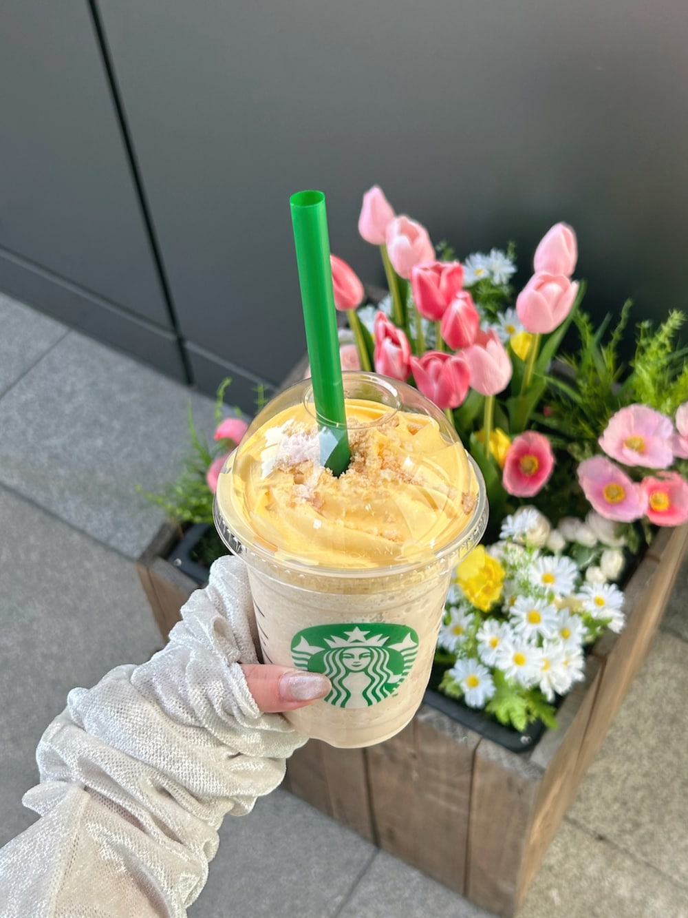 ホワイト系のTシャツ/カットソー、ブラック系のワンピース、その他のショルダーバッグを着用したレディースの春コーディネートの3枚目の写真